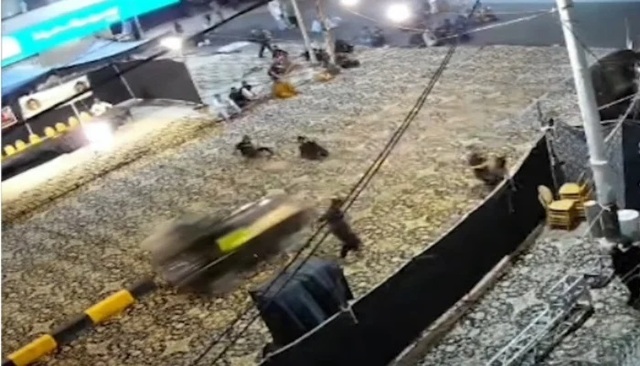 SpeedingcarrunsoverpeopleinKarachi